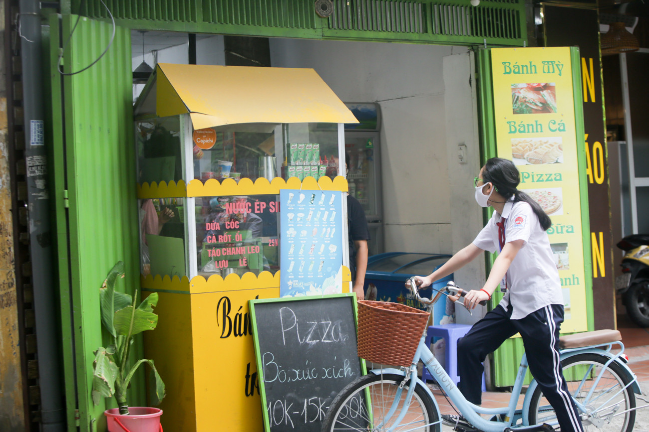 Học sinh Hà Nội tựu trường sau kỳ nghỉ hè 'đặc biệt' ảnh 9