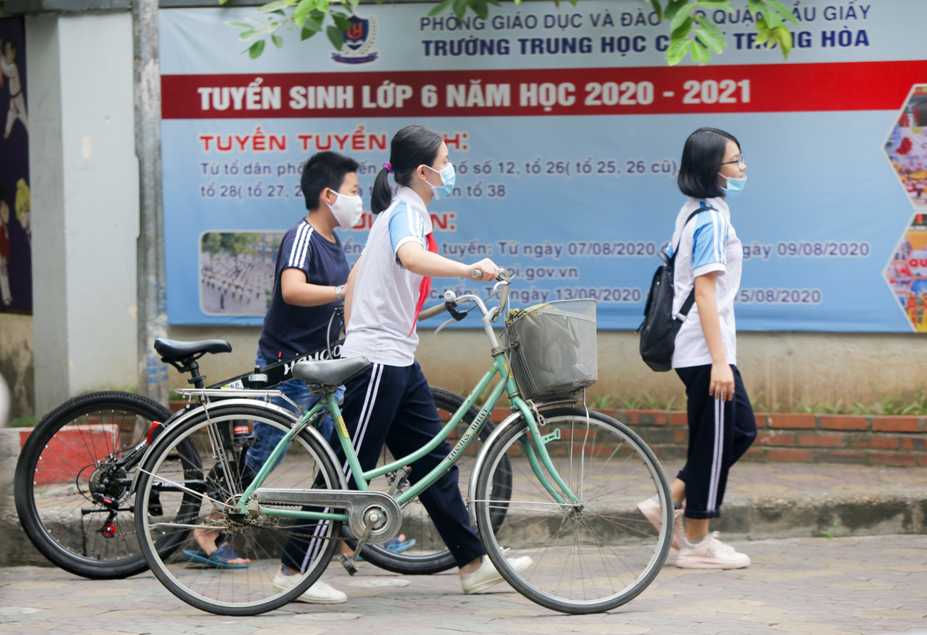 Học sinh Hà Nội tựu trường sau kỳ nghỉ hè 'đặc biệt' ảnh 7