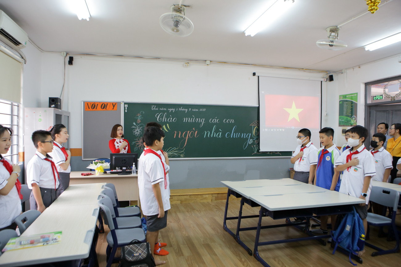 Học sinh Hà Nội tựu trường sau kỳ nghỉ hè 'đặc biệt' ảnh 11