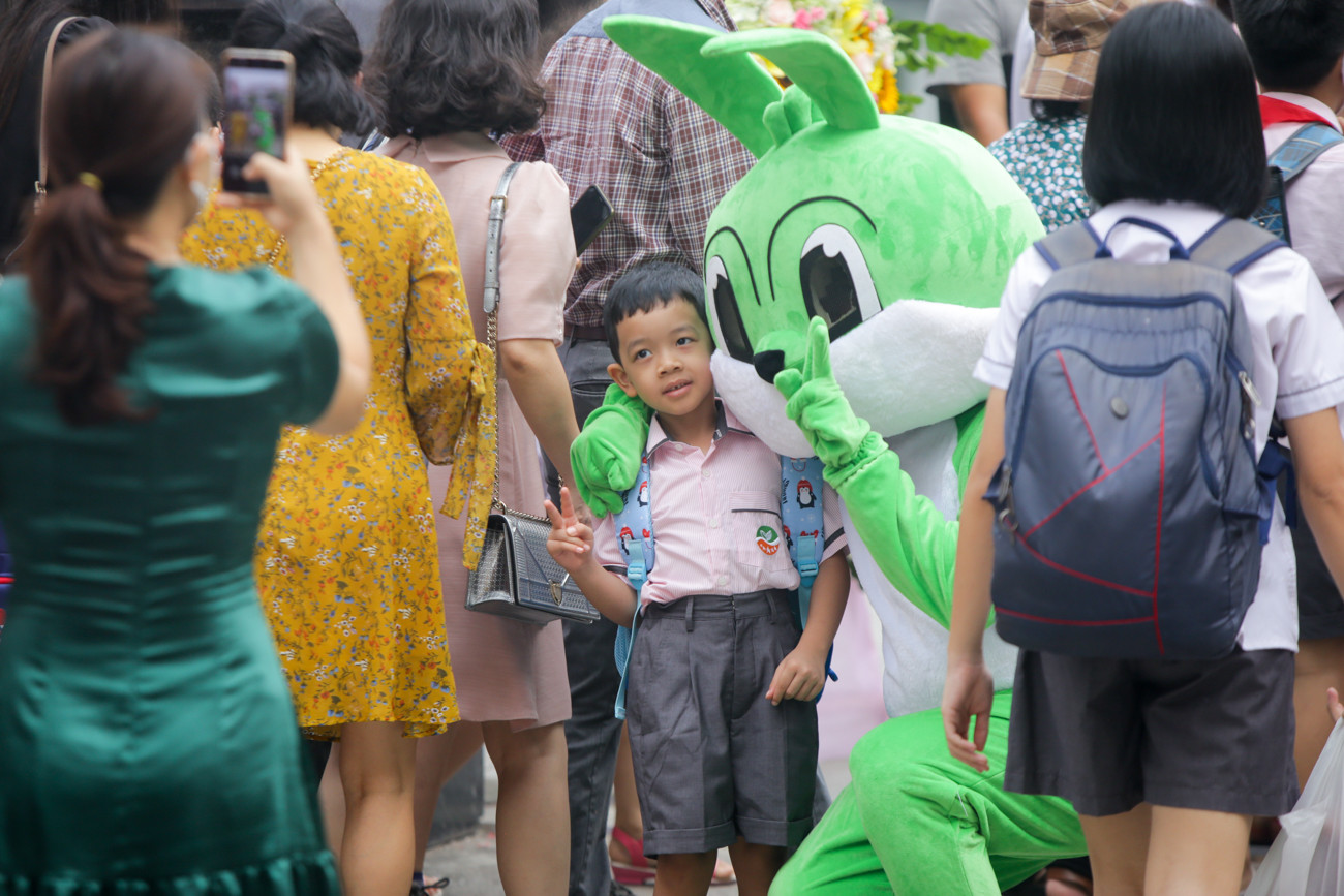 Học sinh Hà Nội tựu trường sau kỳ nghỉ hè 'đặc biệt' ảnh 4