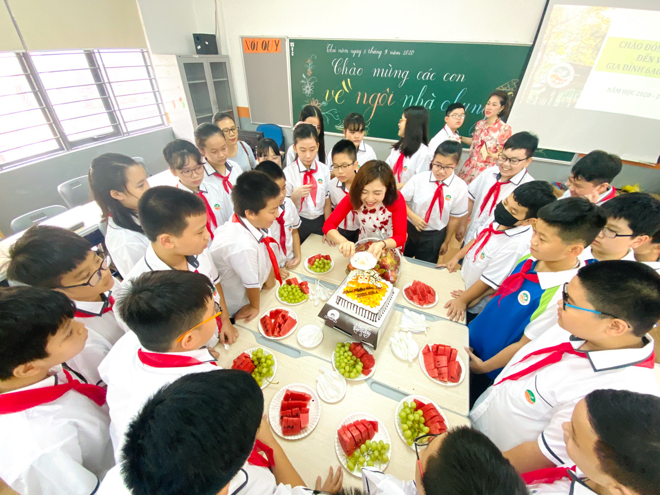 Học sinh Hà Nội tựu trường sau kỳ nghỉ hè 'đặc biệt' ảnh 12