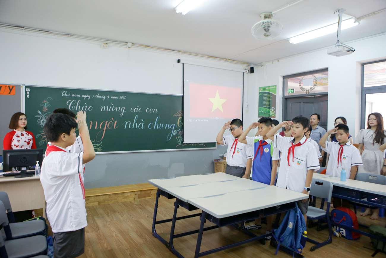 Học sinh Hà Nội tựu trường sau kỳ nghỉ hè 'đặc biệt' ảnh 10