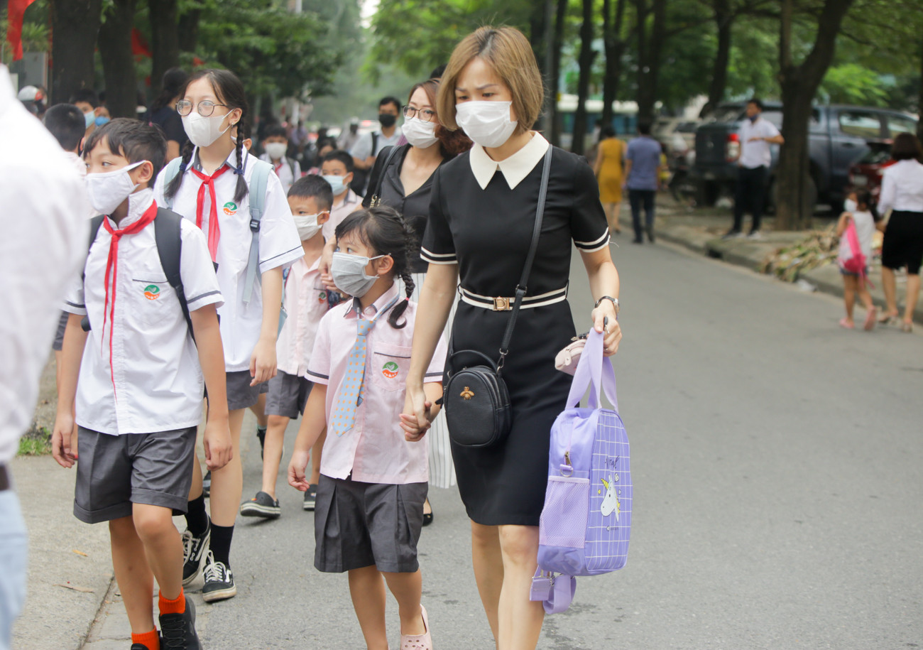 Học sinh Hà Nội tựu trường sau kỳ nghỉ hè 'đặc biệt' ảnh 3
