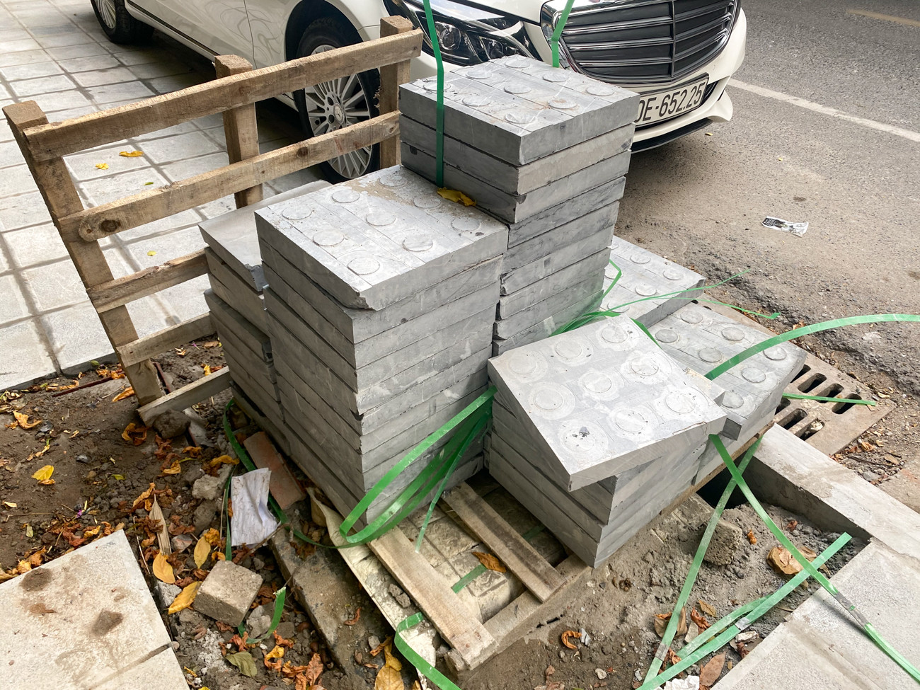 Nhiều phố Hà Nội chưa hạ ngầm theo quy định vẫn vô tư lát đá vỉa hè ảnh 10