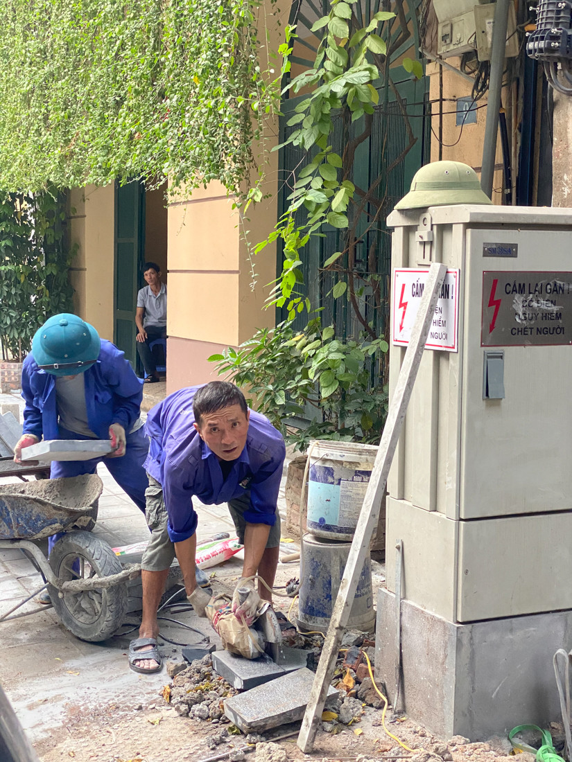 Nhiều phố Hà Nội chưa hạ ngầm theo quy định vẫn vô tư lát đá vỉa hè ảnh 6