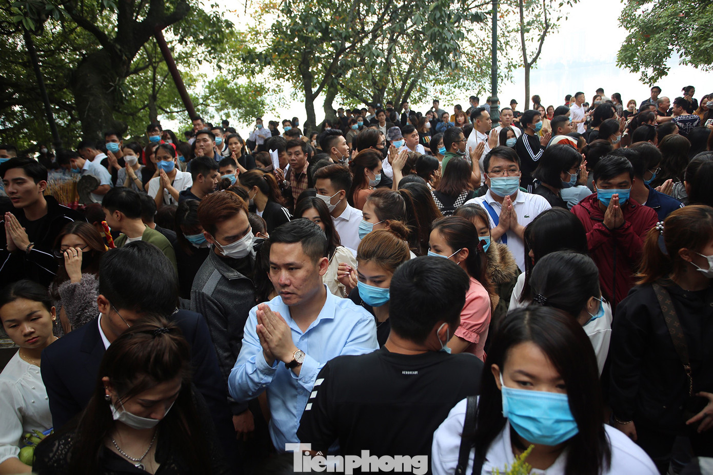 Người dân Thủ đô chen chân đi lễ Phủ Tây Hồ ngày đầu tháng 11 âm lịch ảnh 2