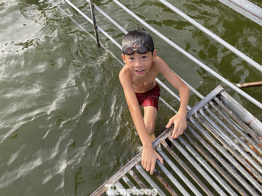 Mùa hè đỏ lửa, ao làng phủ kín bèo 'lột xác' thành bể bơi ảnh 12