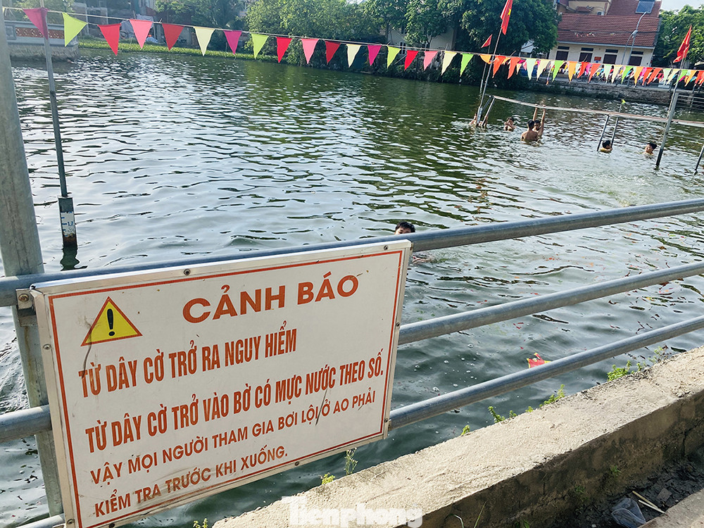 Mùa hè đỏ lửa, ao làng phủ kín bèo 'lột xác' thành bể bơi ảnh 11