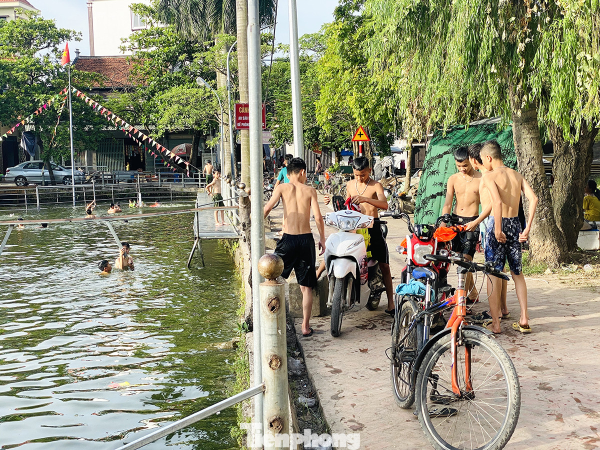 Mùa hè đỏ lửa, ao làng phủ kín bèo 'lột xác' thành bể bơi ảnh 8