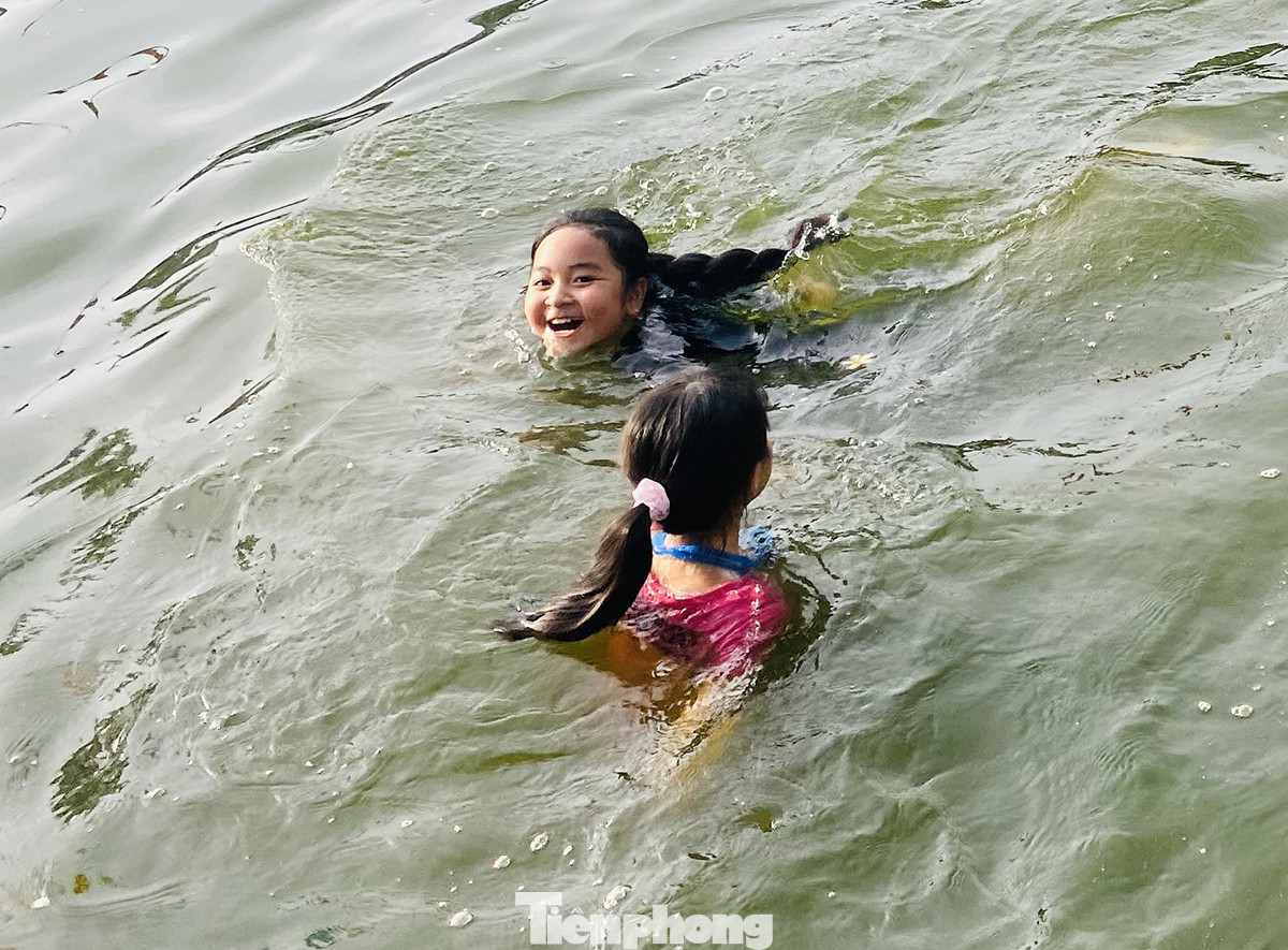 Mùa hè đỏ lửa, ao làng phủ kín bèo 'lột xác' thành bể bơi ảnh 13