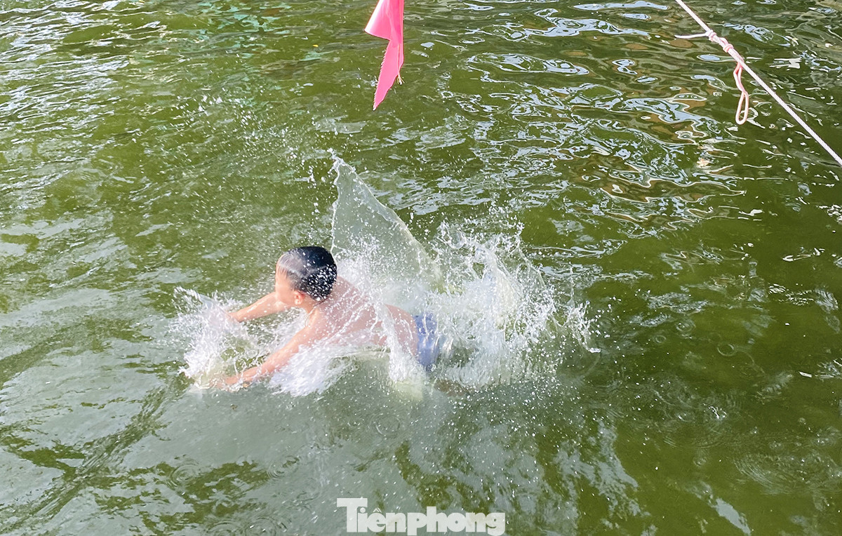 Mùa hè đỏ lửa, ao làng phủ kín bèo 'lột xác' thành bể bơi ảnh 10