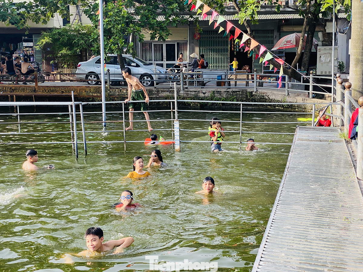 Mùa hè đỏ lửa, ao làng phủ kín bèo 'lột xác' thành bể bơi ảnh 9