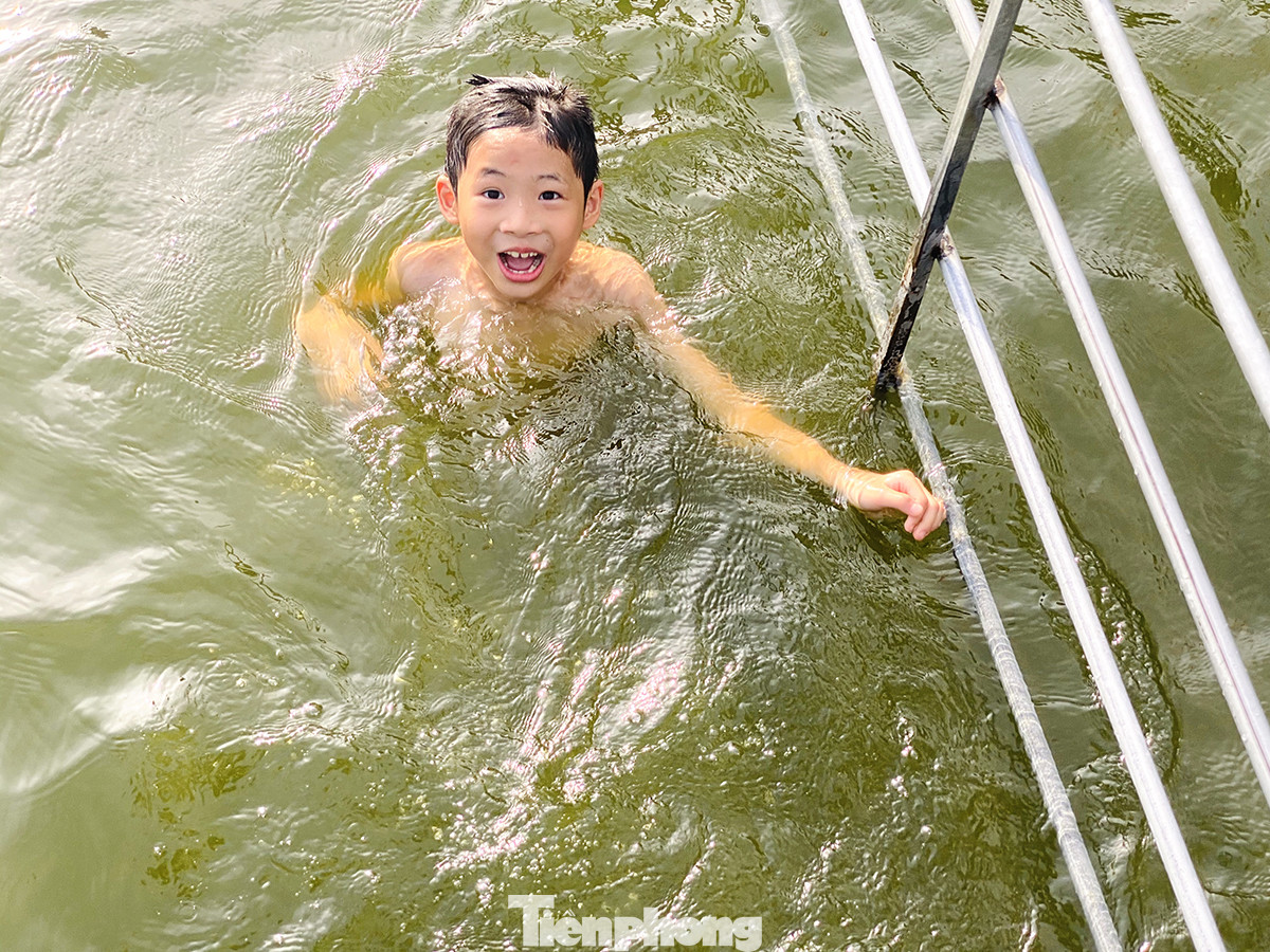 Mùa hè đỏ lửa, ao làng phủ kín bèo 'lột xác' thành bể bơi ảnh 5