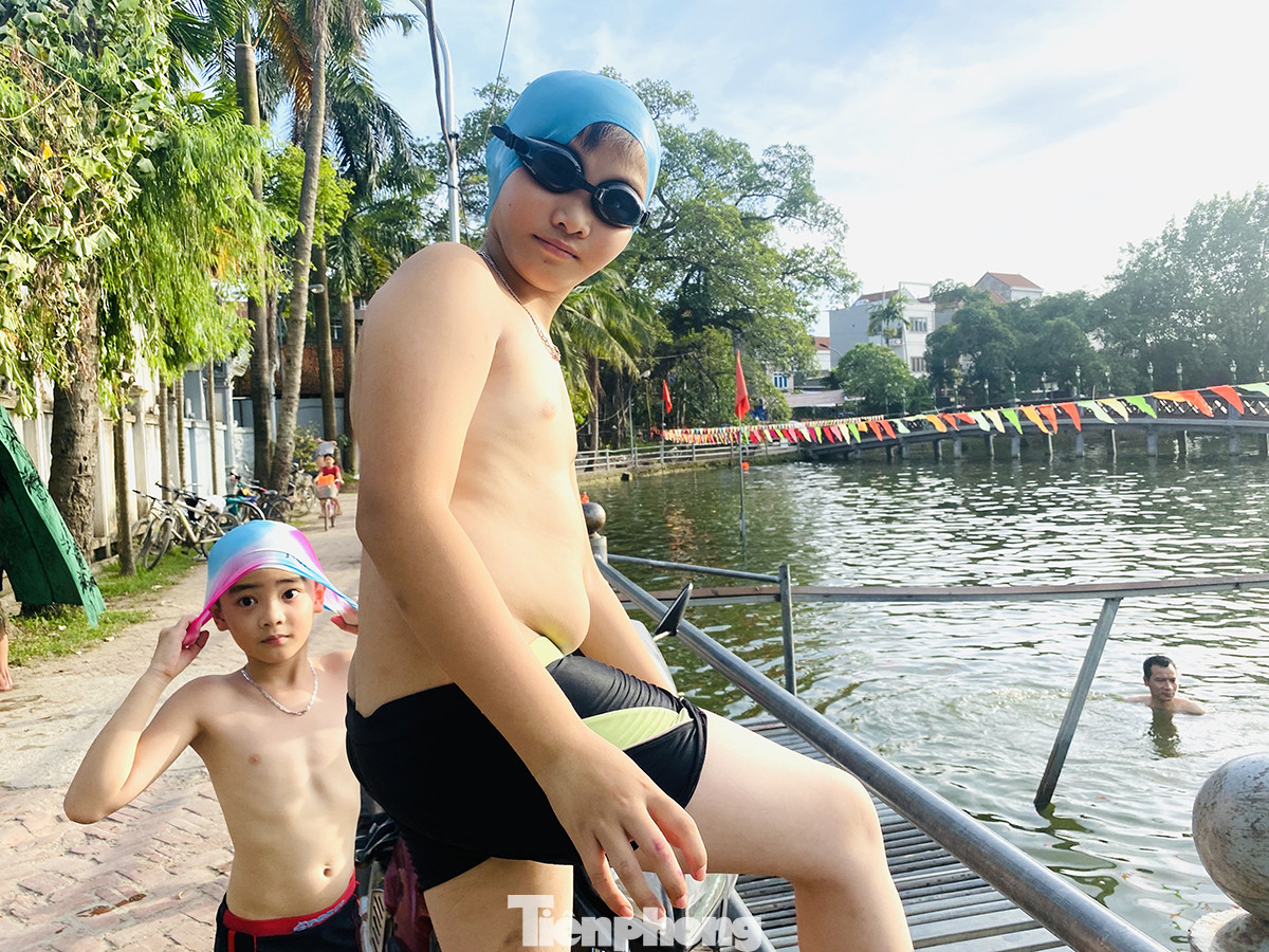 Mùa hè đỏ lửa, ao làng phủ kín bèo 'lột xác' thành bể bơi ảnh 3