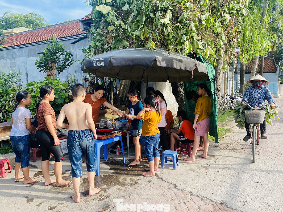 Mùa hè đỏ lửa, ao làng phủ kín bèo 'lột xác' thành bể bơi ảnh 7