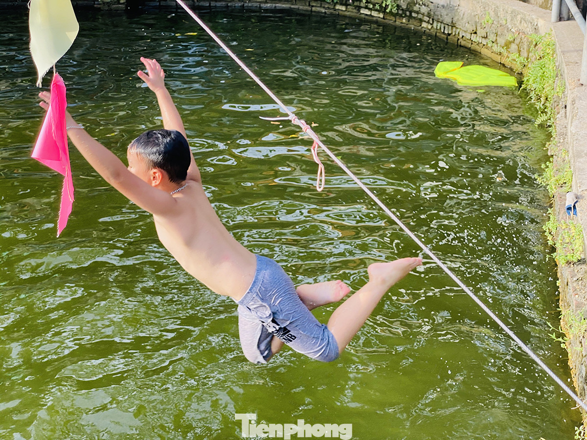 Mùa hè đỏ lửa, ao làng phủ kín bèo 'lột xác' thành bể bơi ảnh 4