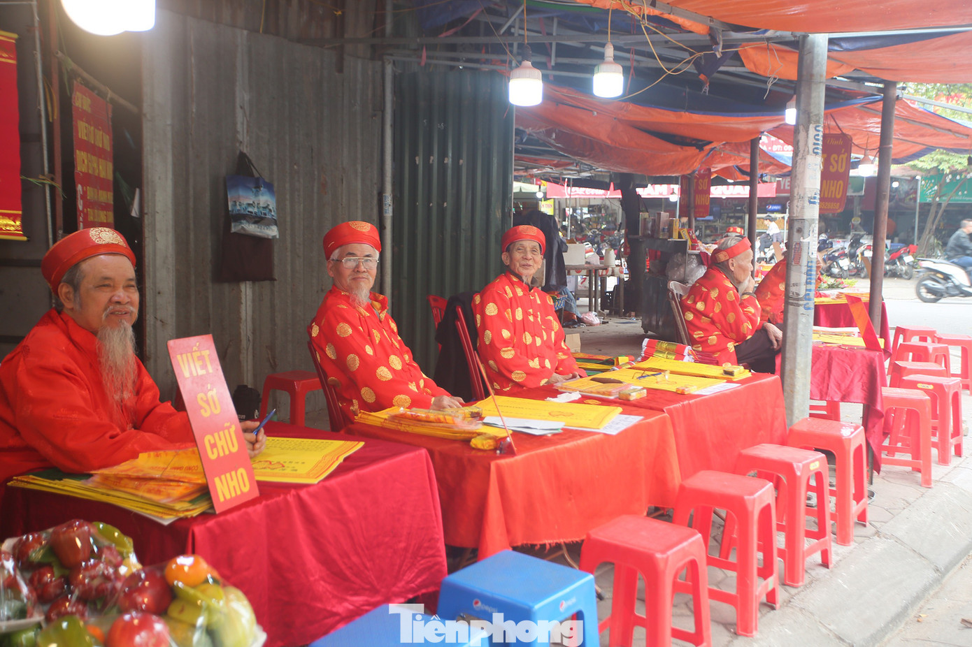 'Kệ' COVID-19, người dân không đeo khẩu trang nườm nượp đổ về lễ Phủ Tây Hồ ảnh 3