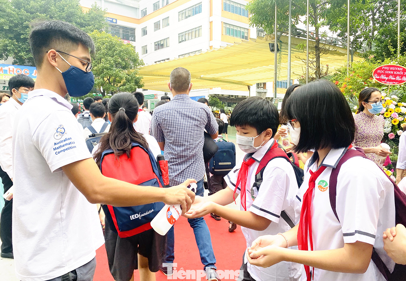 Học sinh Hà Nội tựu trường sau kỳ nghỉ hè 'đặc biệt' ảnh 2