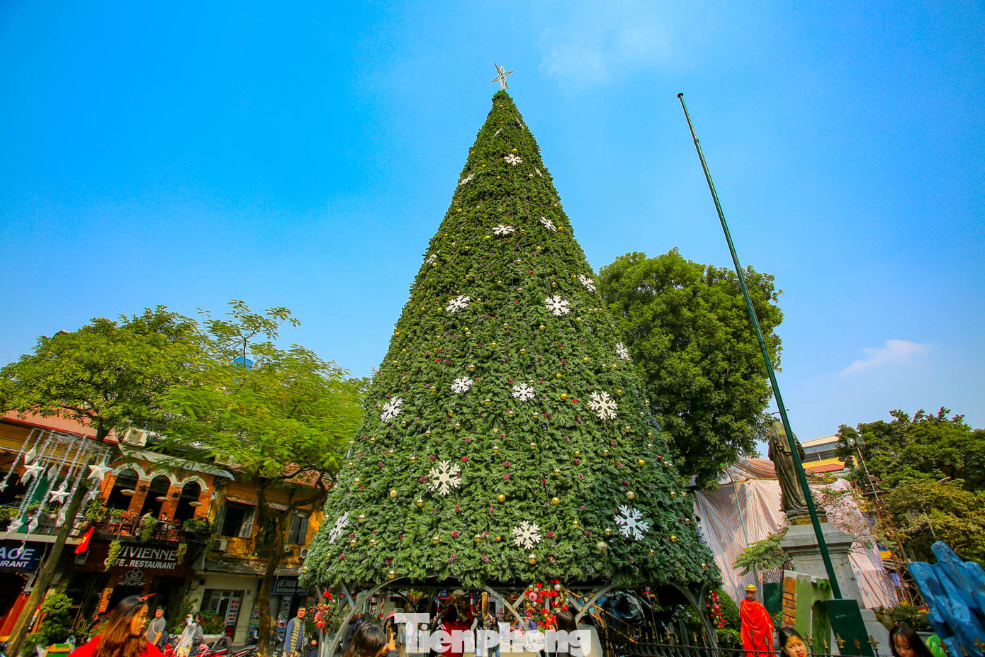 Ngắm Hà Nội lung linh sắc màu tuyệt đẹp đón Noel ảnh 10