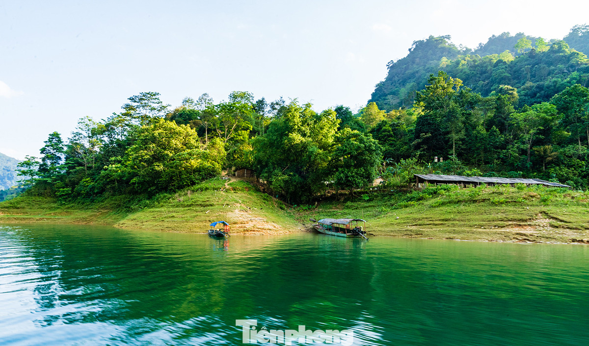 Ngẩn ngơ trước vẻ đẹp của 'Vịnh Hạ Long' giữa đại ngàn xanh thẳm ảnh 14