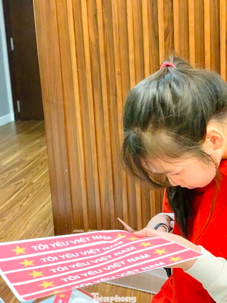 Các em học sinh tự làm mũ chống giọt bắn gửi các y bác sỹ chống dịch ảnh 5