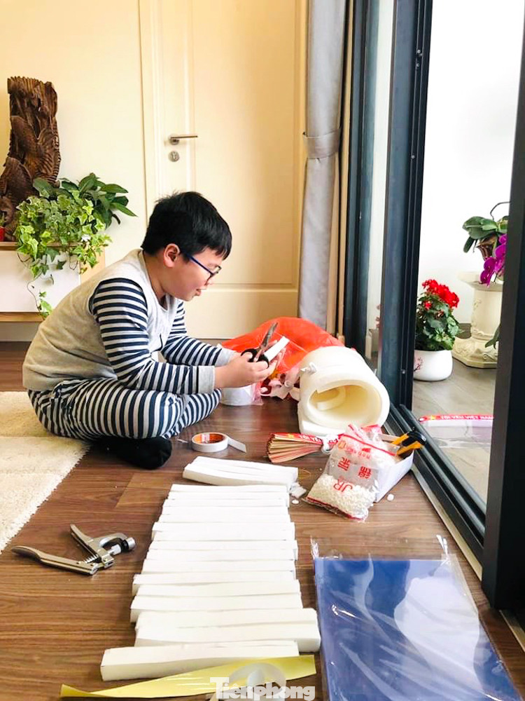 Các em học sinh tự làm mũ chống giọt bắn gửi các y bác sỹ chống dịch ảnh 4