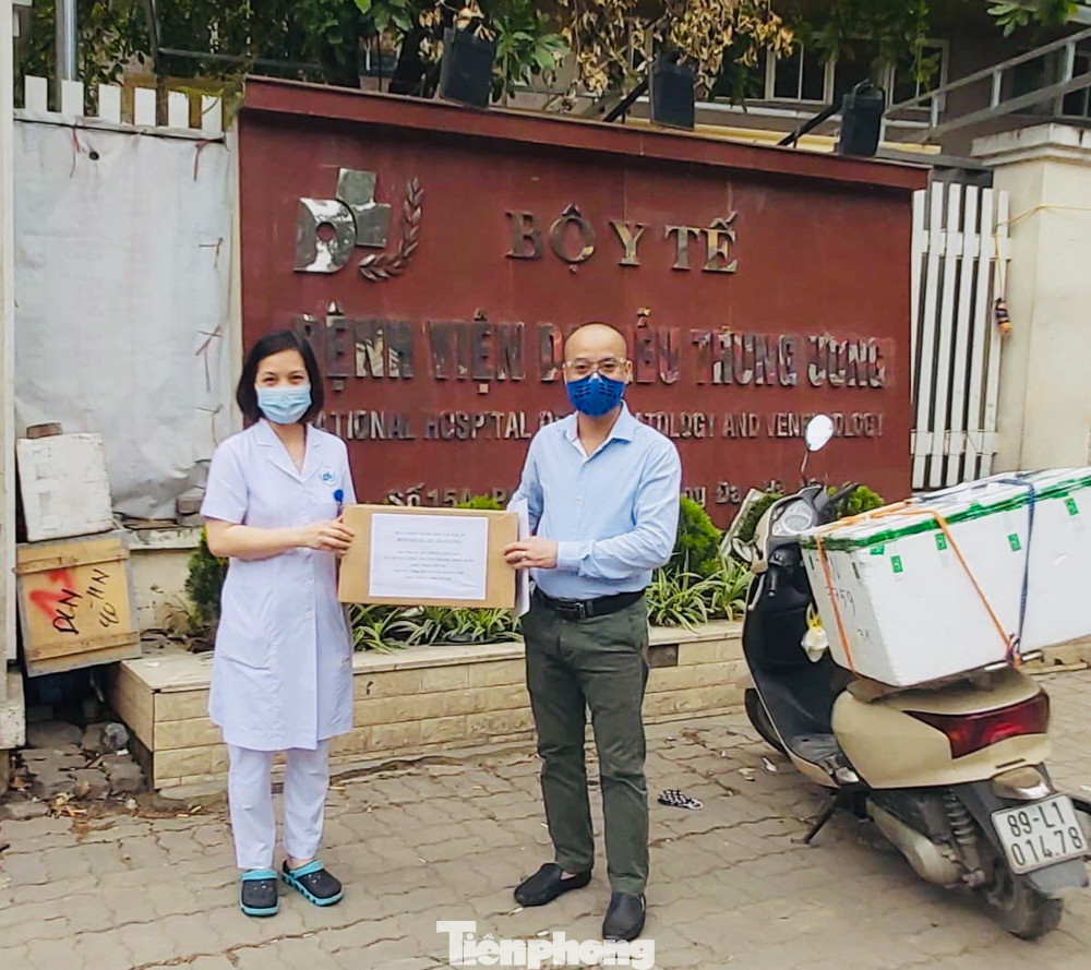 Các em học sinh tự làm mũ chống giọt bắn gửi các y bác sỹ chống dịch ảnh 13