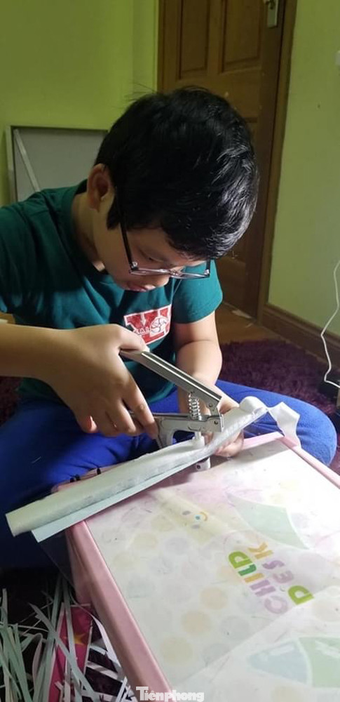 Các em học sinh tự làm mũ chống giọt bắn gửi các y bác sỹ chống dịch ảnh 3