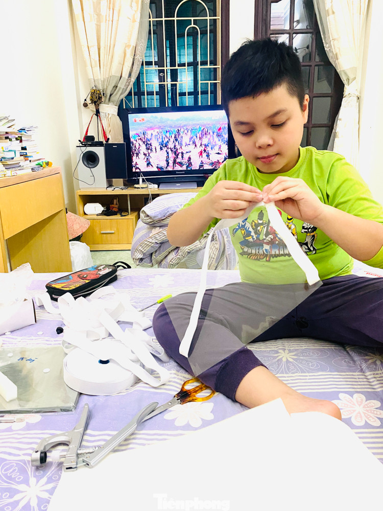 Các em học sinh tự làm mũ chống giọt bắn gửi các y bác sỹ chống dịch ảnh 2