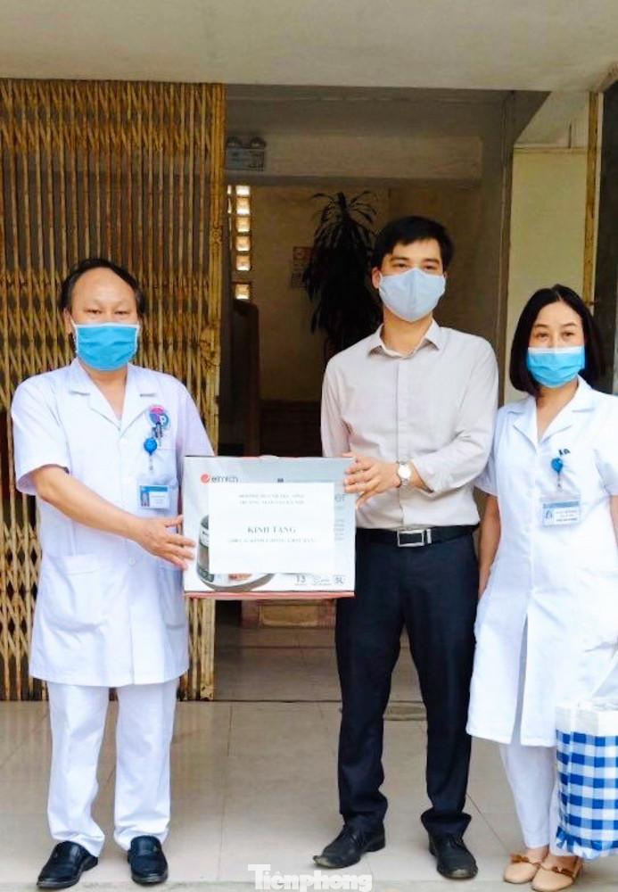 Ban phụ huynh đến bệnh viện trao tận tay y, bác sĩ sẩn phẩm từ tấm lòng của các em nhỏ học sinh Các em học sinh tự làm mũ chống giọt bắn gửi các y bác sỹ chống dịch ảnh 12