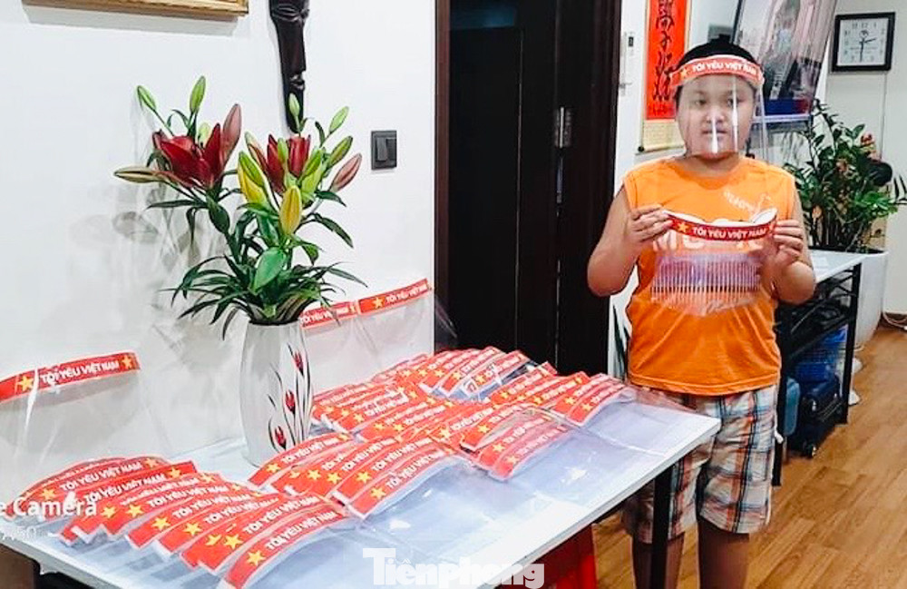 Các em học sinh tự làm mũ chống giọt bắn gửi các y bác sỹ chống dịch ảnh 7