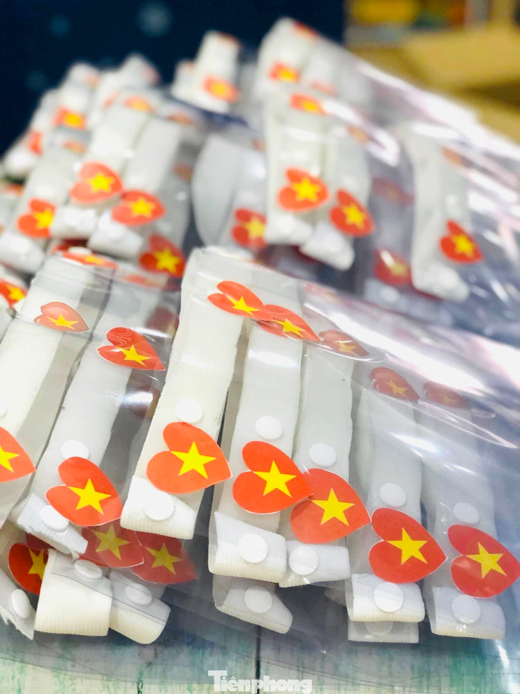 Các em học sinh tự làm mũ chống giọt bắn gửi các y bác sỹ chống dịch ảnh 8