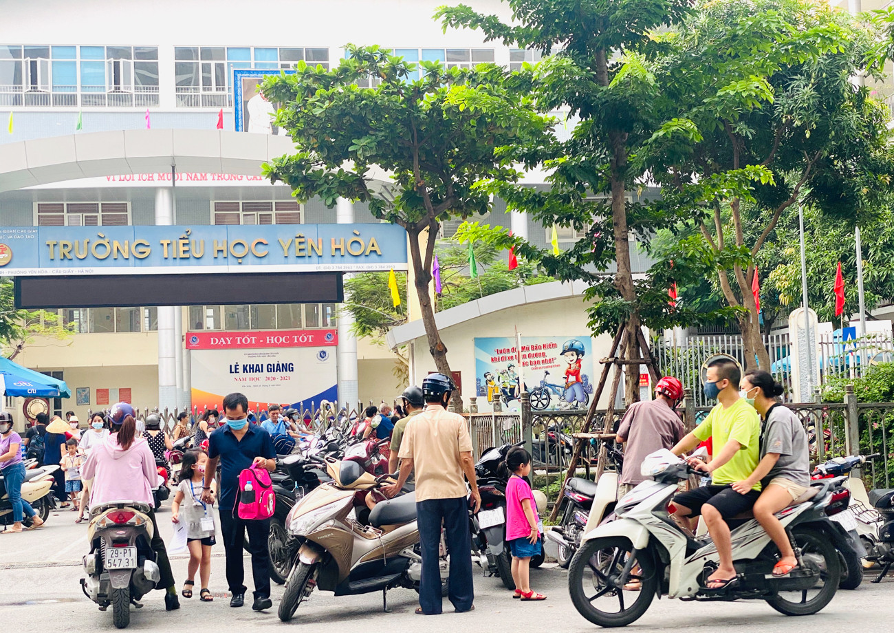 Hà Nội tái diễn tình trạng ùn tắc đường vì phụ huynh đưa đón con ảnh 11