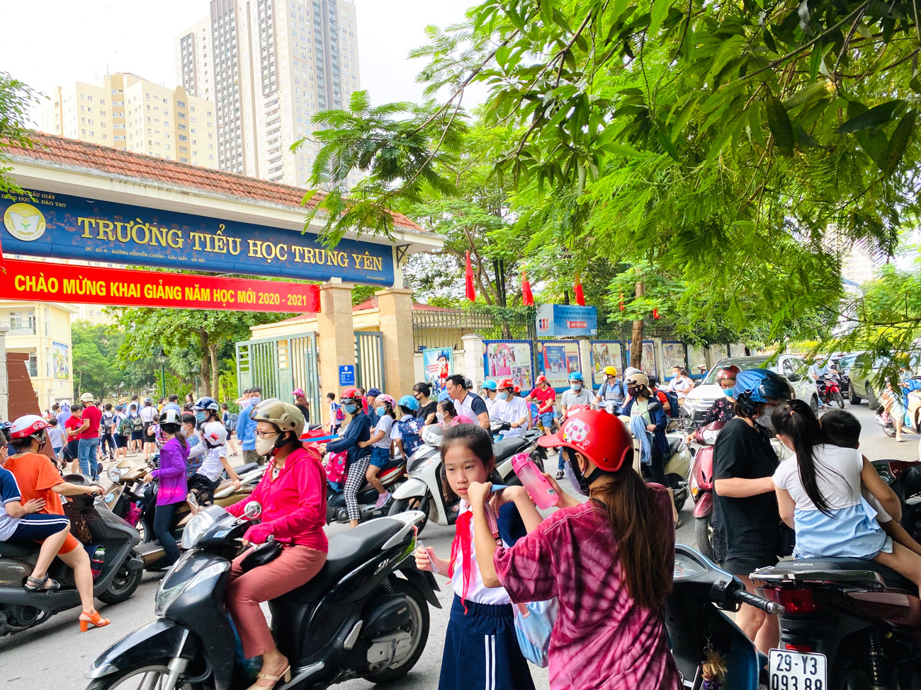 Hà Nội tái diễn tình trạng ùn tắc đường vì phụ huynh đưa đón con ảnh 5