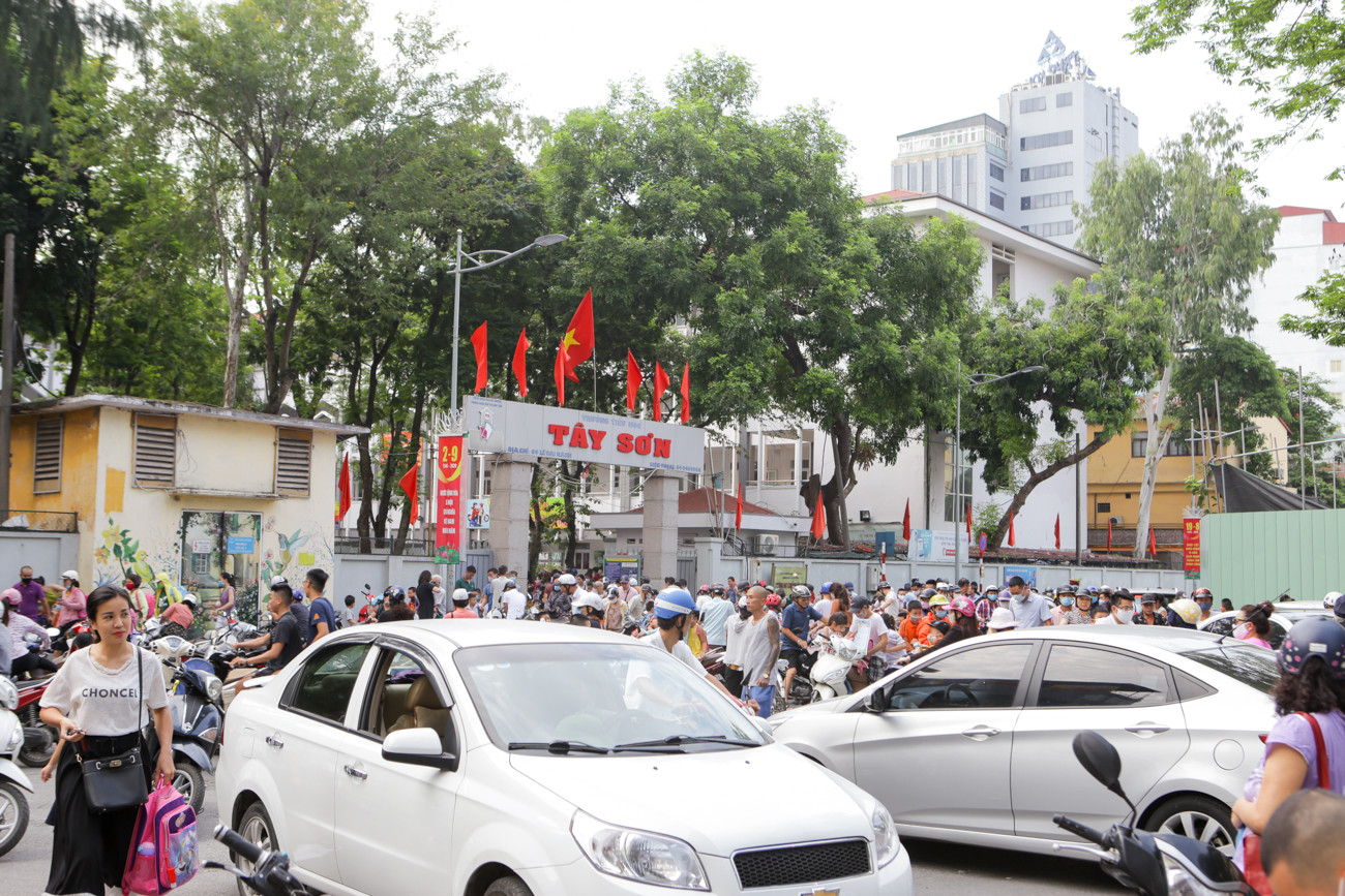 Hà Nội tái diễn tình trạng ùn tắc đường vì phụ huynh đưa đón con ảnh 1