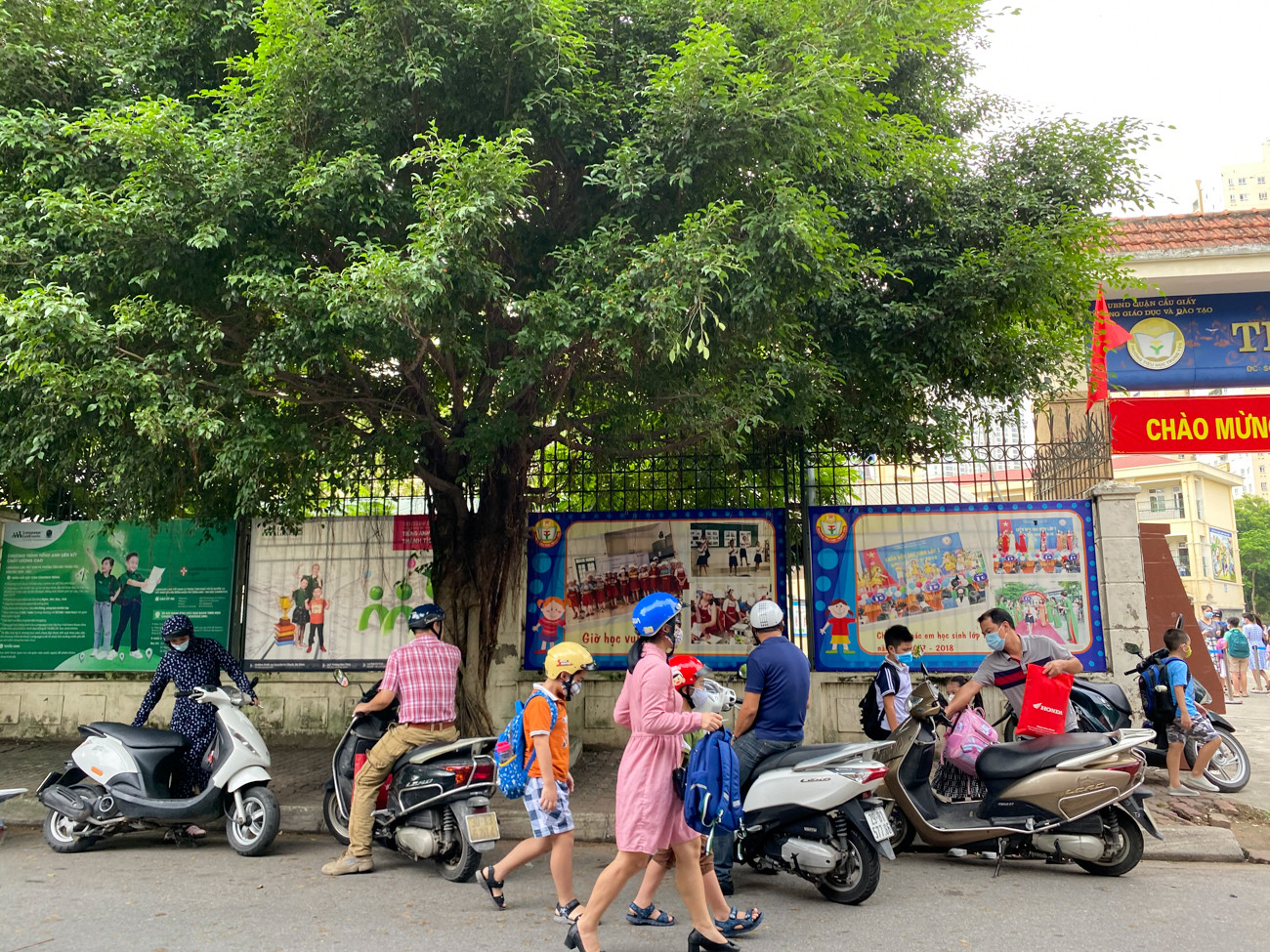 Hà Nội tái diễn tình trạng ùn tắc đường vì phụ huynh đưa đón con ảnh 9