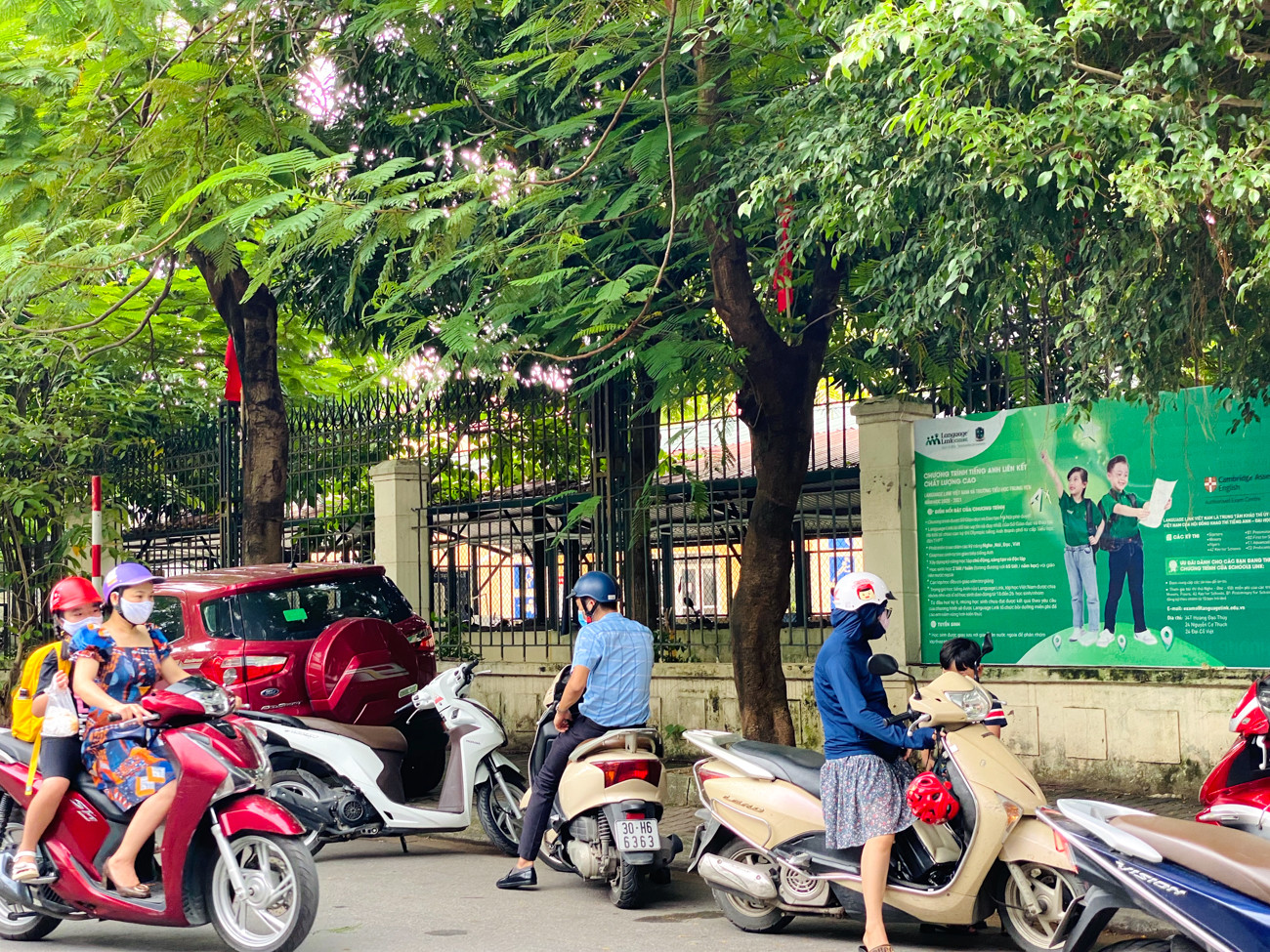 Hà Nội tái diễn tình trạng ùn tắc đường vì phụ huynh đưa đón con ảnh 8