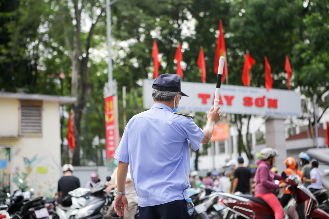 Hà Nội tái diễn tình trạng ùn tắc đường vì phụ huynh đưa đón con ảnh 4