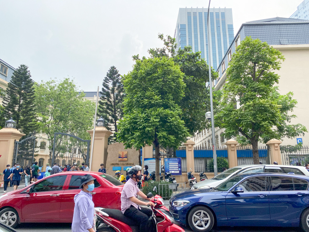 Hà Nội tái diễn tình trạng ùn tắc đường vì phụ huynh đưa đón con ảnh 7