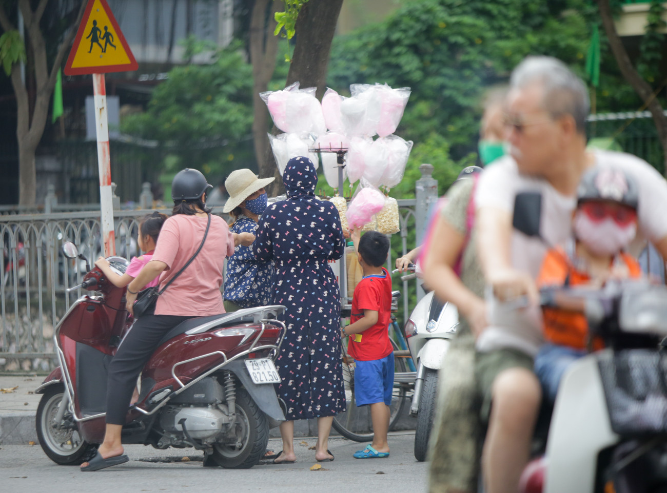 Hà Nội tái diễn tình trạng ùn tắc đường vì phụ huynh đưa đón con ảnh 6