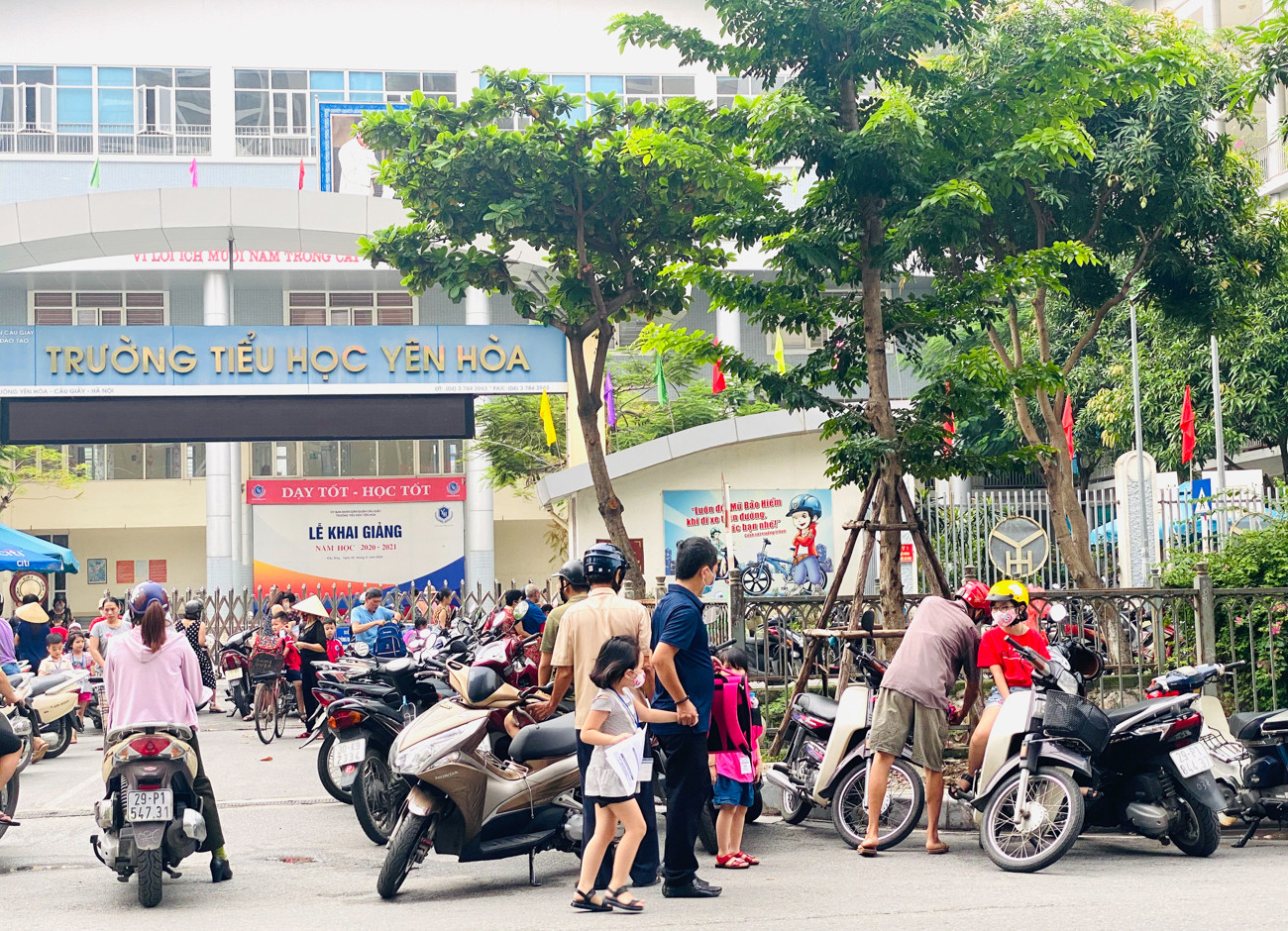 Hà Nội tái diễn tình trạng ùn tắc đường vì phụ huynh đưa đón con ảnh 12