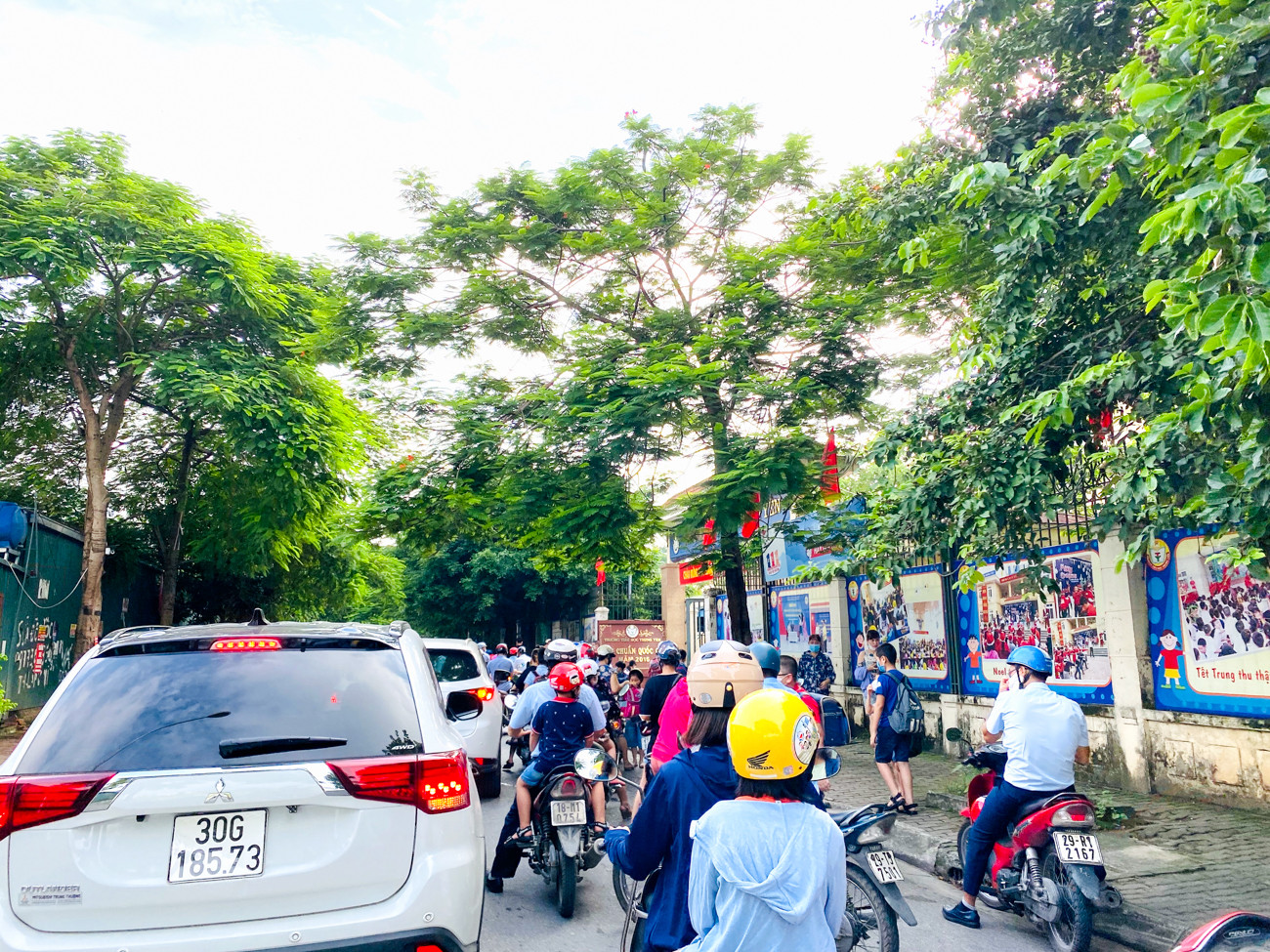 Hà Nội tái diễn tình trạng ùn tắc đường vì phụ huynh đưa đón con ảnh 10