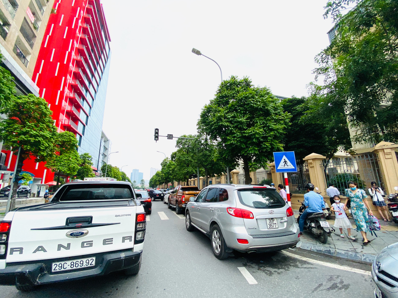 Hà Nội tái diễn tình trạng ùn tắc đường vì phụ huynh đưa đón con ảnh 13