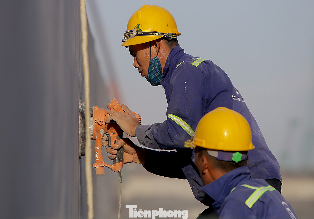 Công nhân phơi mình dưới trời nắng đổ lửa ở Hà Nội ảnh 2