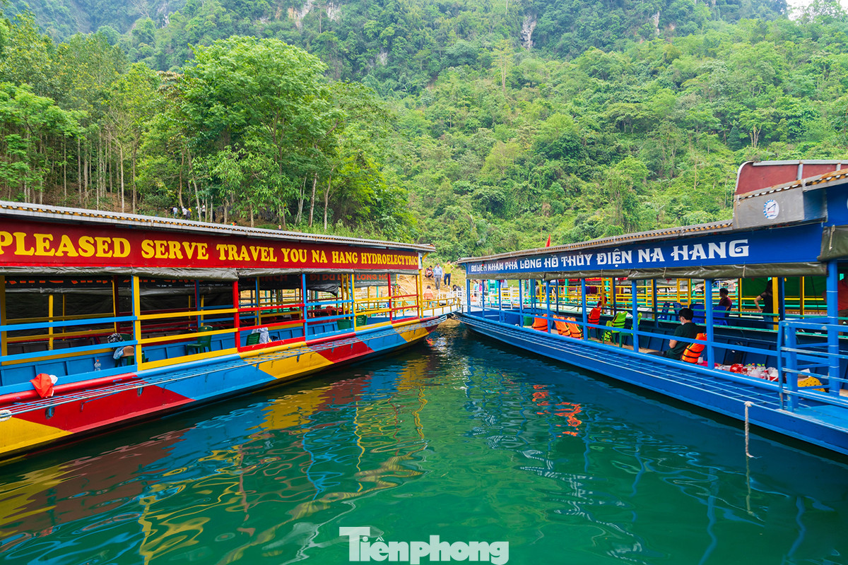 Ngẩn ngơ trước vẻ đẹp của 'Vịnh Hạ Long' giữa đại ngàn xanh thẳm ảnh 4