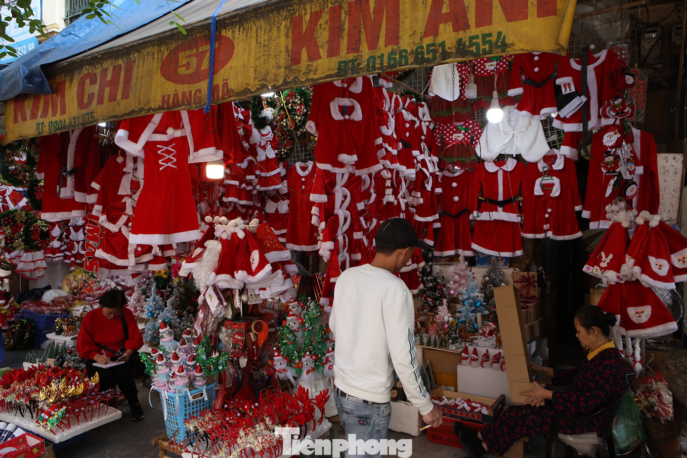 Giới trẻ lên phố Hàng Mã chụp ảnh Giáng sinh ảnh 8
