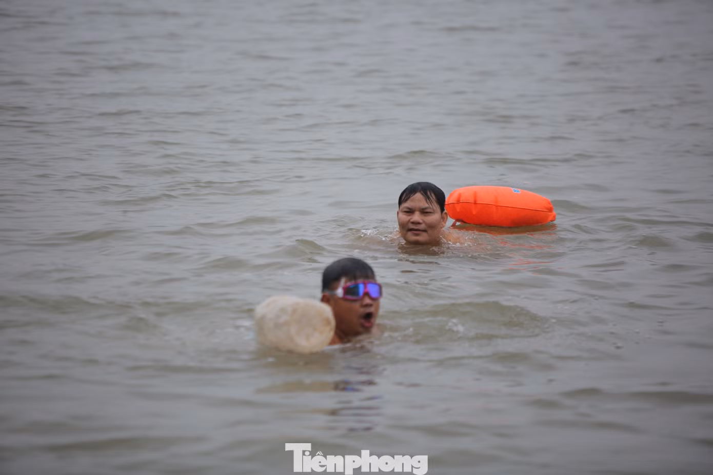 'Sốc' người dân Hà Nội vẫn bơi giữa sông Hồng trong giá rét căm căm ảnh 2