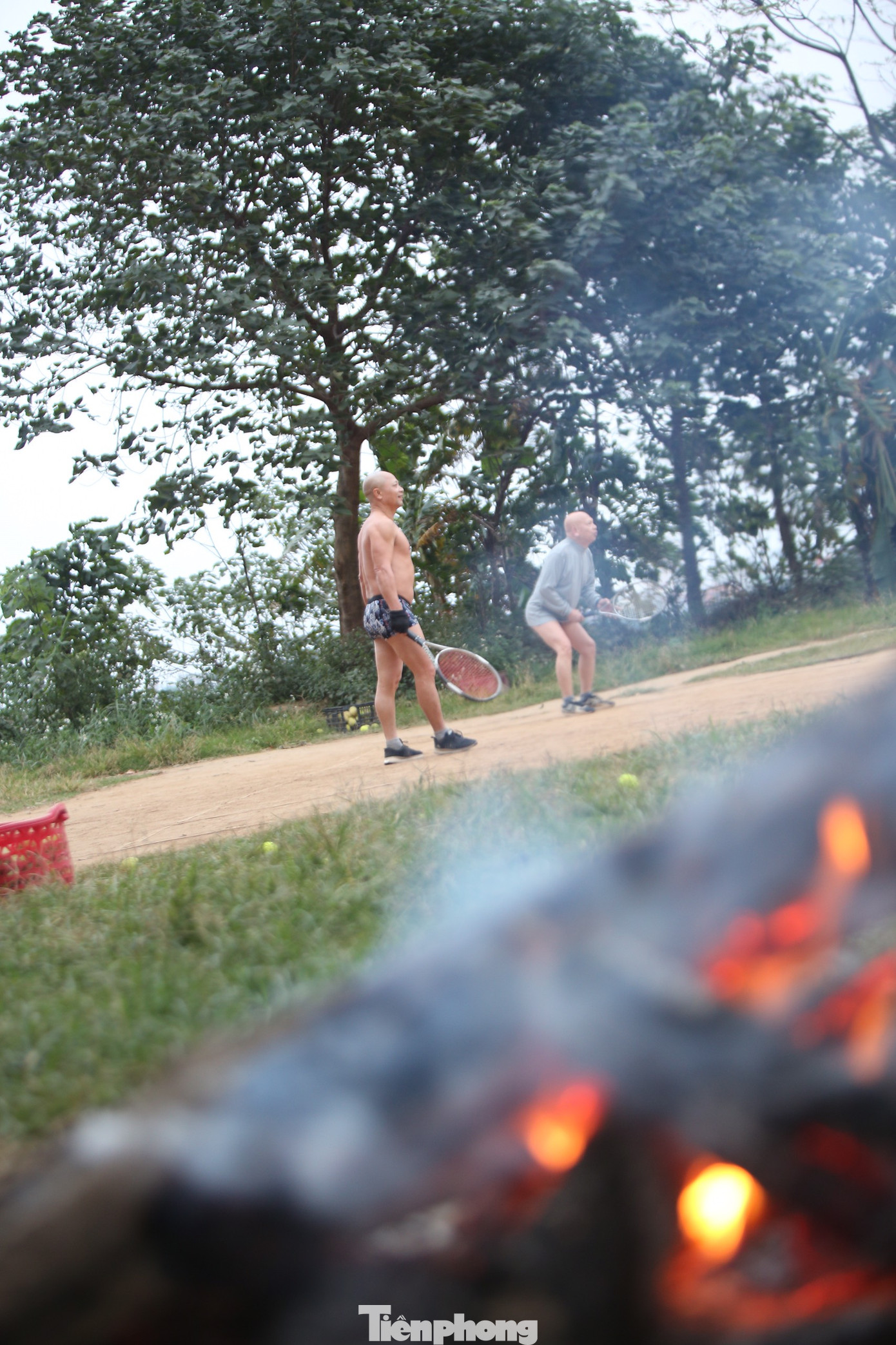 'Sốc' người dân Hà Nội vẫn bơi giữa sông Hồng trong giá rét căm căm ảnh 7