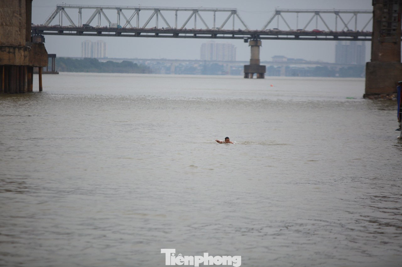 'Sốc' người dân Hà Nội vẫn bơi giữa sông Hồng trong giá rét căm căm ảnh 1