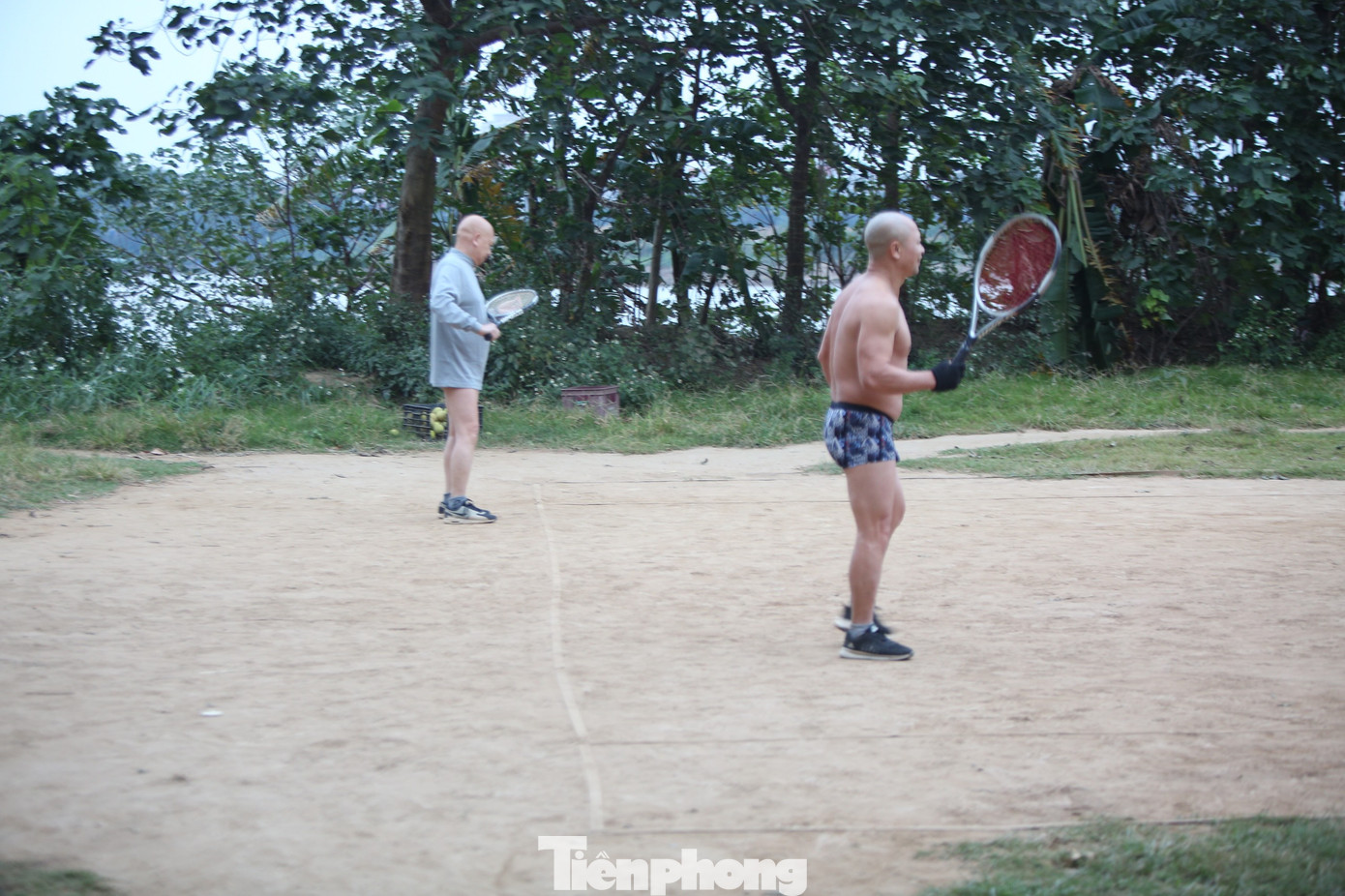 'Sốc' người dân Hà Nội vẫn bơi giữa sông Hồng trong giá rét căm căm ảnh 8